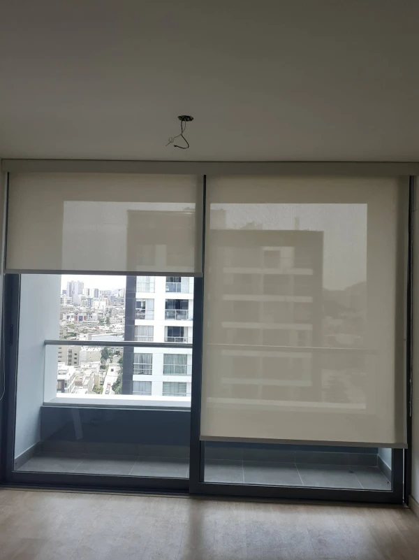 roller screen-blanco Roller screen con cenefa